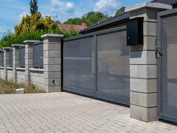 emtechservis-oploceni-600x450x96 Em-Tech Servis s.r.o. Oplocení na klíč- ilustrativní foto tahokov plotová pole a samonosná brána