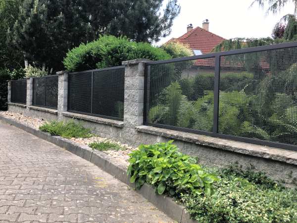 emtechservis-oploceni-na-klic-perforovany-plech-600x450x96-k Plot na klíč, plotová pole z perforovaného plechu Em-Tech Servis s.r.o.